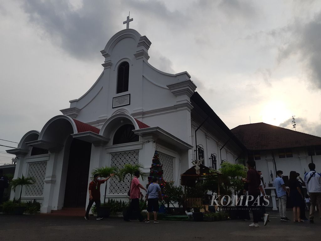 Suasana Gereja Santo Yusuf di Kota Cirebon, Jawa Barat, sebelum misa malam Natal, Sabtu (24/12/2022). 