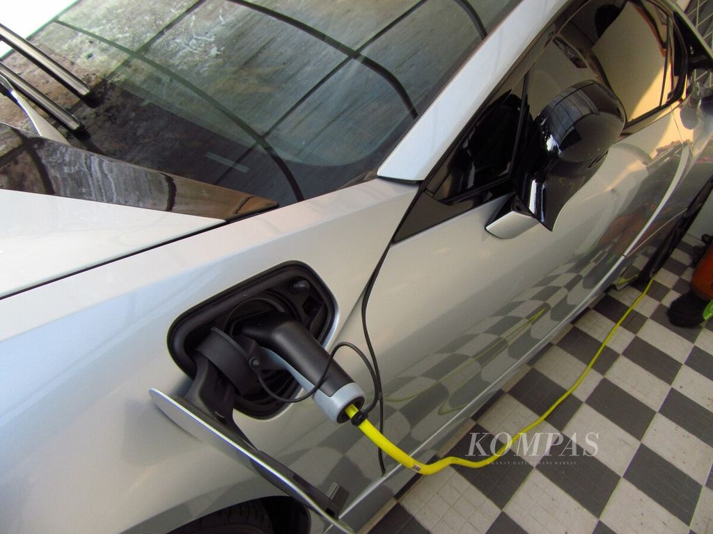BMW i8 saat dicas di rumah dengan daya listrik 2.200 VA. Butuh waktu 6-7 jam untuk mengecas penuh baterai dari posisi baterai kosong.