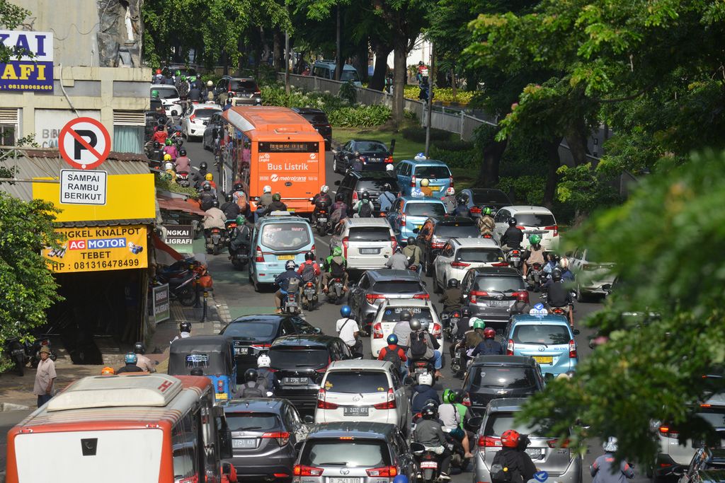 Traffic jam on Jalan KH Abdullah Syafei, South Jakarta, on Thursday (15/12/2022) morning.