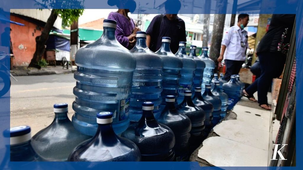  Balai Pengawas Obat dan Makanan menemukan kandungan Bisphenol-A atau BPA dalam air minum dalam kemasan polikarbonat di enam daerah melebihi ambang batas yang ditentukan, yakni 0,6 bagian per sejuta (ppm) per liter, pada periode 2021-2022. Daerah itu adalah Medan, Bandung, Jakarta, Manado, Banda Aceh, dan Aceh Tenggara. Di Medan, misalnya, ditemukan kandungan BPA dalam air di galon 0,9 ppm per liter.