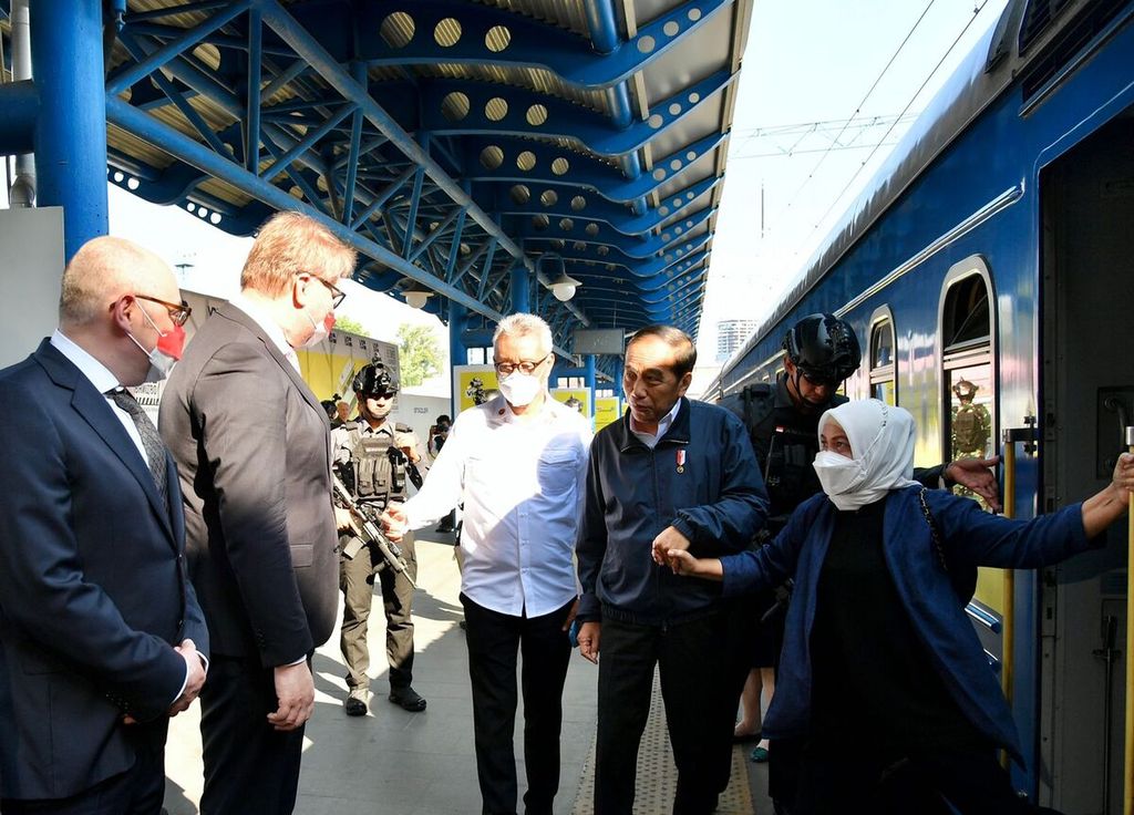 Setelah menempuh perjalanan sekitar 11 jam, Kereta Luar Biasa yang membawa Presiden Joko Widodo dan Ibu Negara Iriana Joko Widodo tiba di peron 1 Stasiun Central Kyiv, Ukraina, Rabu (29/6/2022).