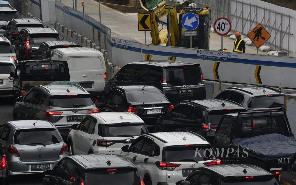 Kemacetan lalu lintas di Jalan Hayam Wuruk, Jakarta Pusat, saat berlangsung pekerjaan konstruksi paket kontrak 202 (CP202) proyek MRT Jakarta fase 2A, Selasa (17/1/2022).