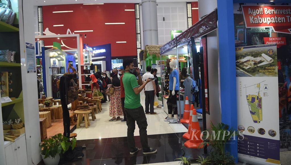 Pengunjung melihat stan peserta Jatim Fair Hybrid 2021 dalam rangka HUT Ke-71 Provinsi Jawa Timur di Convention Hall Grand City, Surabaya, Senin (11/10/2021).