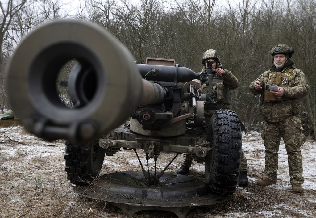 Tentara artileri Ukraina bersiap untuk menembakkan L119 howitzer ke arah posisi pasukan Rusia di garis depan wilayah Lugansk, Senin (16/1/2022). 