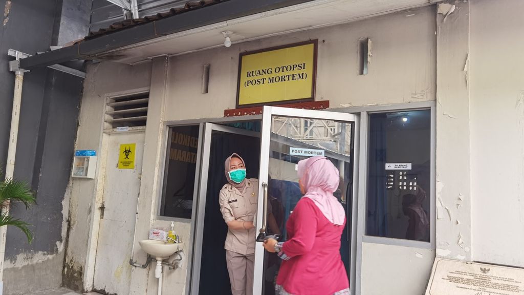 Tim Bidang Kedokteran dan Kesehatan Kepolisian Daerah Nusa Tenggara Barat, masuk ke ruang otopasi di Rumah Sakit Bhayangkara Mataram, Selasa (28/3/2023). Mereka baru berhasil mengidentifikasi satu jenazah awak kapal MT Kristin yang terbakar pada Minggu (26/3/2023). Sementara dua awak lagi masih dalam pencarian.