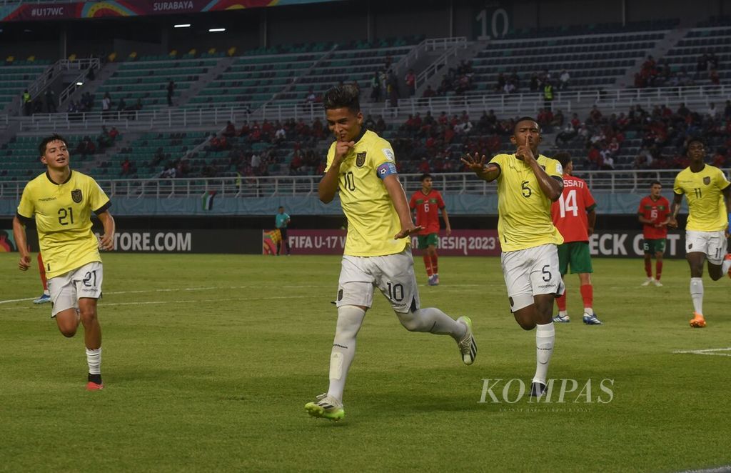 Pemain Ekuador, Michael Bermudez (depan), merayakan gol yang dibuatnya dari titik penalti ke gawang Maroko dalam laga Grup A Piala Dunia U-17 2023 di Stadion Gelora Bung Tomo, Surabaya, Senin (13/11/2023). Ekuador menang 2-0.