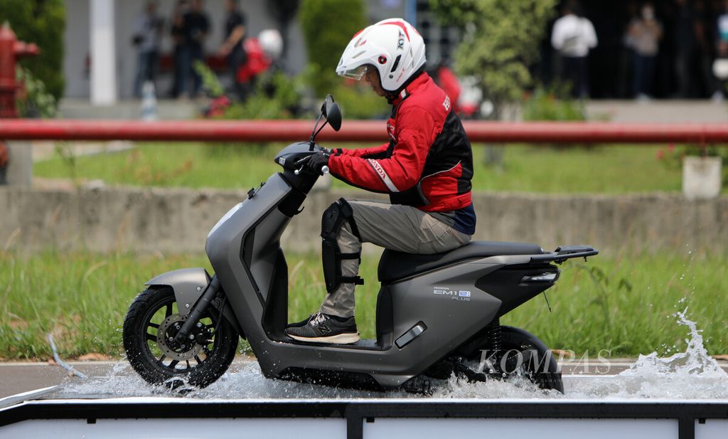 Uji kendara Honda EM1 e: di kolam air setinggi 20 sentimeter di AHM Safety Riding & Training Center, Deltamas, Cikarang, Jawa Barat. 