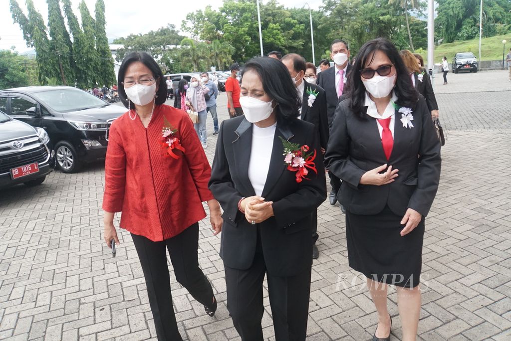 Menteri Perlindungan Perempuan dan Anak I Gusti Ayu Bintang Darmawati (tengah) berkunjung ke Fakultas Hukum Universitas Sam Ratulangi (Unsrat), Manado, Sulawesi Utara, pada Senin (5/9/2022). 