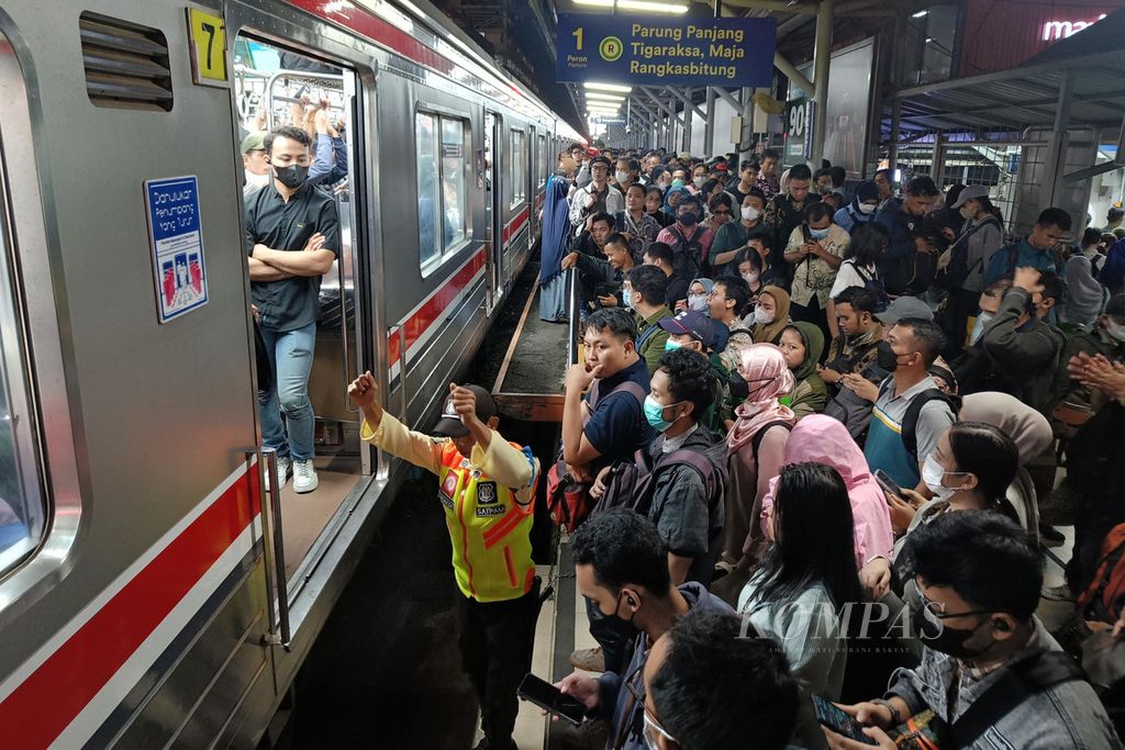 Kepadatan penumpang terjadi di Stasiun Rawa Buntu, Tangerang Selatan, Jumat (1/3/2024), sekitar pukul 21.45 WIB. Kepadatan penumpang terjadi karena tertundanya keberangkatan kereta sebagai akibat pohon tumbang di antara Stasiun Kebayoran dan Stasiun Pondok Ranji.