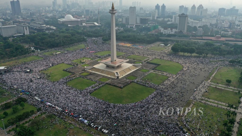 Peserta Aksi Akbar Aliansi Rakyat Indonesia Bela Palestina memenuhi Monumen Nasional di Jakarta Pusat, Minggu (5/11/2023). Aksi seruan dari Majelis Ulama Indonesia (MUI) ini juga diikuti oleh ormas keagamaan, kepemudaan, mahasiswa, buruh, hingga majelis taklim. 