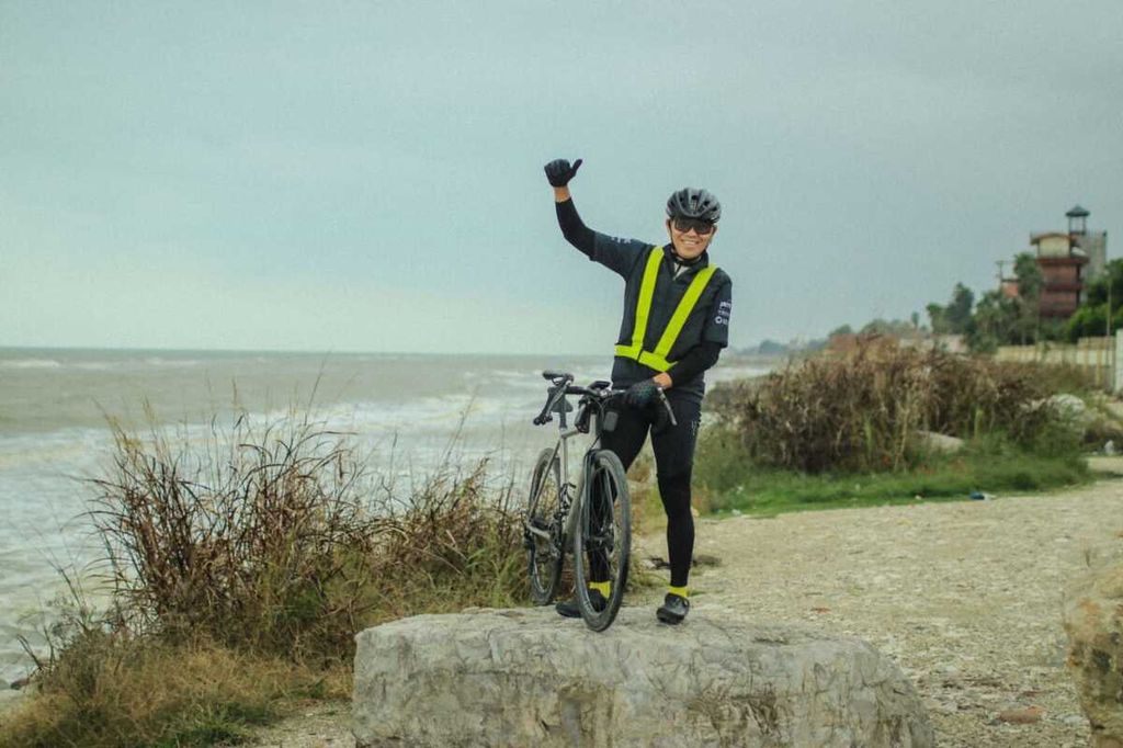 Pesepeda asal Indonesia yang melakukan perjalanan Jakarta-Paris, Royke Lumowa, tiba di Iran. Ia tengah bersepeda di tepi Laut Kaspia.
