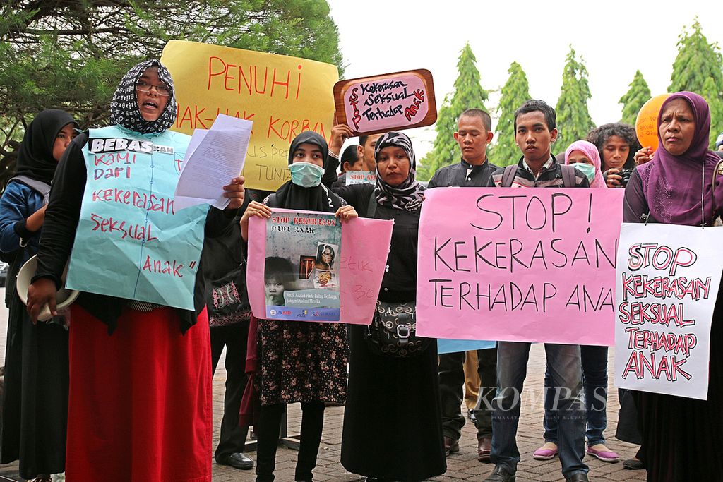 Unjuk rasa di Kantor Polisi Resor Kota Banda Aceh, Kamis (24/4/2014). Gerakan ini terdiri dari ibu-ibu, perempuan remaja, dan laki-laki remaja menuntut aparat penegak hukum mengusut tuntas dan tegas tanpa pandang bulu kepada setiap pelaku kekerasan seksual. Unjuk rasa ini sekaligus menindaklanjuti kasus pencabulan yang dilakukan personel Kepolisian Daerah Aceh, Brigadir M (33), kepada paling tidak lima siswi di Kecamatan Meuraxa, Banda Aceh. Para korban pencabulan ini mengalami trauma psikologis, seperti takut keluar rumah dan tidak mau sekolah. 