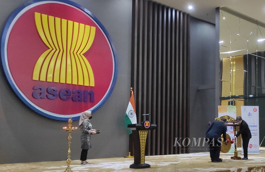 Sekretaris Jenderal ASEAN Lim Jock Hoi (kanan) dan Wakil Menteri Luar Negeri dan Pendidikan India Rajkumar Ranjan Singh (kiri) meresmikan ASEAN-India Network of Universities, Senin (29/8/2022), di Sekretariat ASEAN di Jakarta. Kerja sama itu wujud dari kebijakan Melihat Ke Selatan yang dicetuskan India juga pengakuan peran vital ASEAN