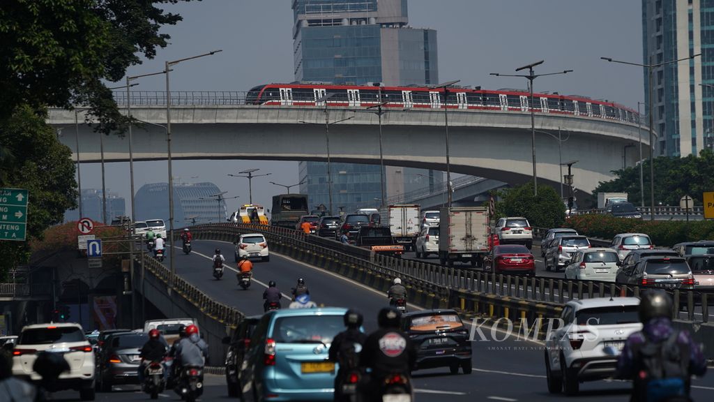Lalu lintas ramai lancar di Jalan Gatot Subroto, Jakarta Selatan, Kamis (7/9/2023). Mengutip laman IQAir, Indeks Kualitas Udara di Jakarta pada Kamis (7/9/2023) masih menunjukkan keterangan tidak sehat bagi kelompok sensitif dengan indeks 124. 