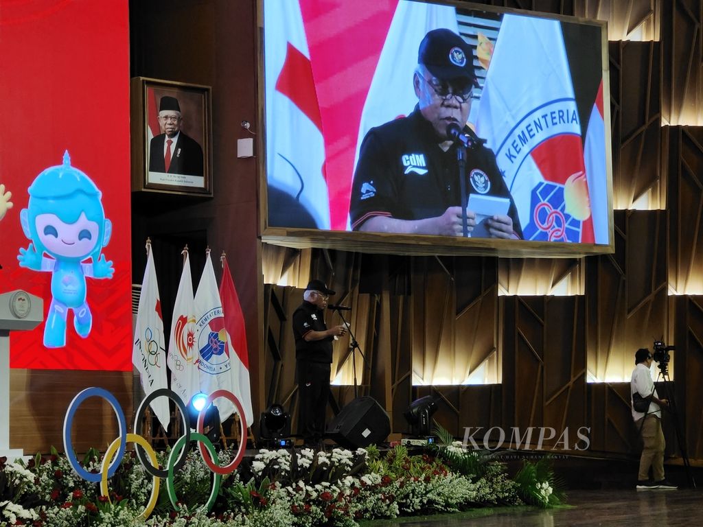 Ketua Kontingen Indonesia untuk Asian Games Hangzhou, China 2022, Basuki Hadimuljono menghadiri upacara pengukuhan kontingen di Kantor Kementerian Pekerjaan Umum dan Perumahan Rakyat, Jakarta, Selasa (19/9/2023).