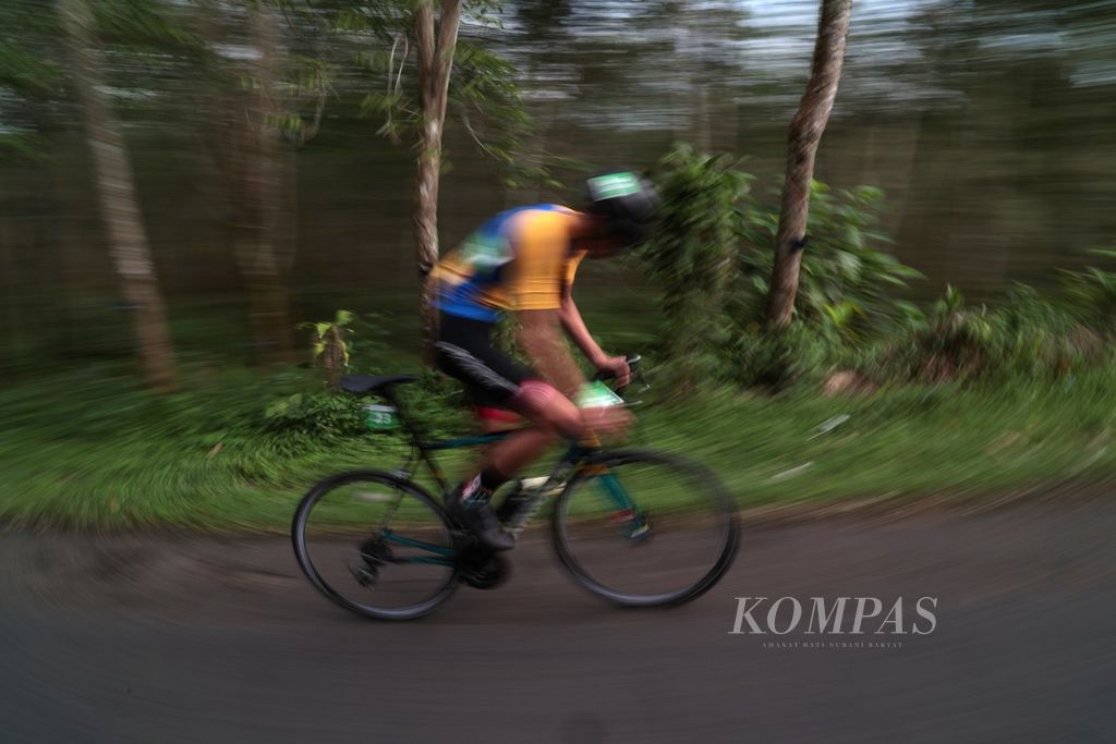 Pabalap melintasi kebun karet Waluran, Sukabumi, Jawa Barat, pada etape pertama Cycling de Jabar 2023, Sabtu (8/7/2023). Etape pertama menempuh jarak 199,7 kilometer yang dimulai dari Pantai Palangpang, Sukabumi. dan finis di Rancabuaya, Garut.