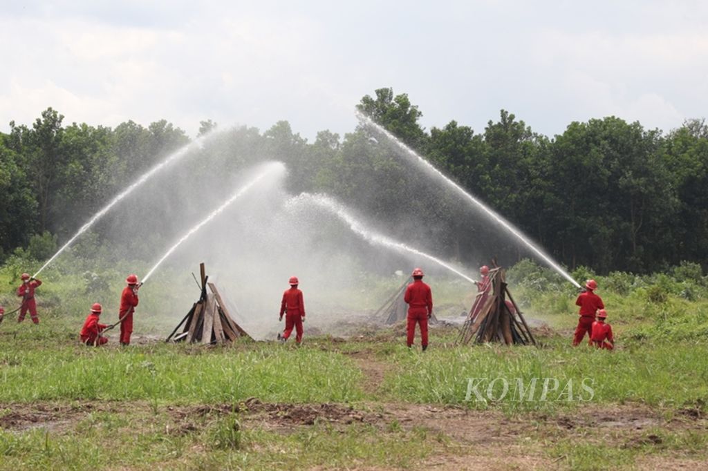 Sejumlah petugas tim reaksi cepat dari Asia Pulp and Paper (APP) melakukan simulasi penanggulangan kebakaran di kawasan konsesinya di Kecamatan Air Sugihan, Ogan Komering Ilir, Sumatera Selatan, Senin (14/5/2018). 