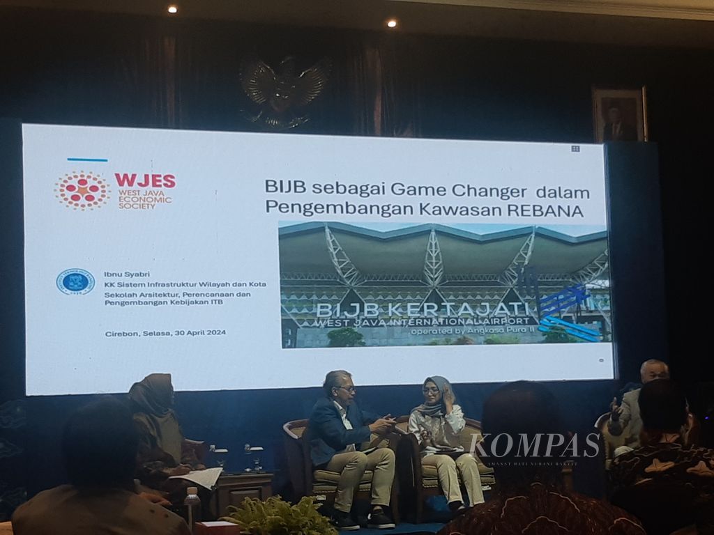 Suasana diskusi dalam Sarasehan West Java Economic Society (WJES) di Kantor Perwakilan Bank Indonesia Cirebon, Kota Cirebon, Jawa Barat, Selasa (30/4/2024). Diskusi itu membahas perkembangan kawasan Rebana, termasuk Bandara Internasional Jabar Kertajati.