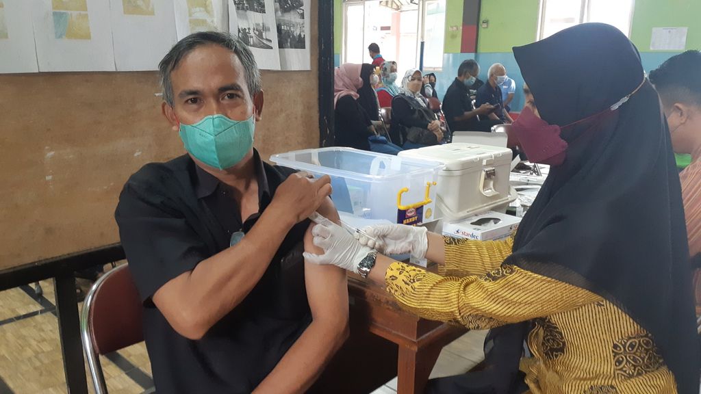 Petugas kesehatan memberikan vaksin penguat kepada warga di Balai Desa Karangrau, Sokaraja, Banyumas, Jawa Tengah, Kamis (2/2/2023).