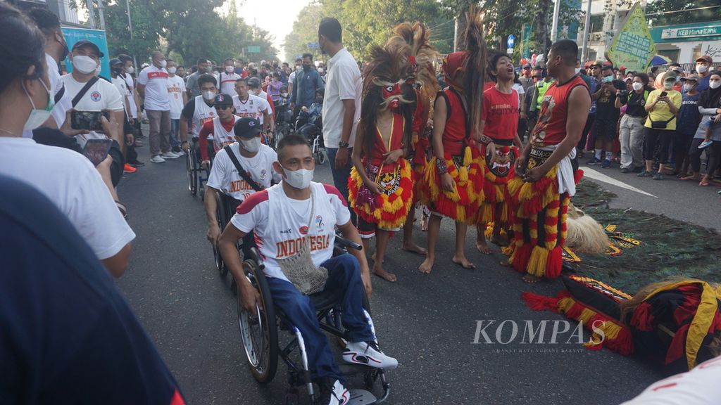 Para atlet difabel dari kontingen Indonesia bersiap mengikuti kirab untuk sosialisasi ASEAN Para Games 2022 dalam hari bebas kendaraan bermotor di Jalan Slamet Riyadi, Kota Surakarta, Jawa Tengah, Minggu (3/7/2022).
