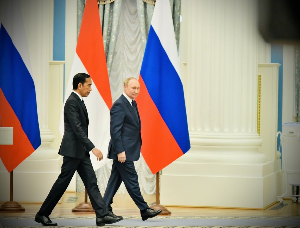 Presiden Joko Widodo bertemu Presiden Rusia Vladimir Putin, Kamis (30/6/2022). Pertemuan bilateral dilakukan untuk membahas beberapa isu termasuk perang Rusia-Ukraina. Pertemuan diakhiri dengan jamuan makan siang dan keterangan pers bersama.