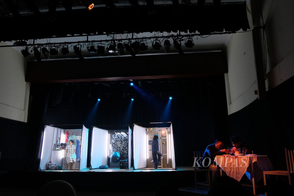 Suasana pertunjukan teater berjudul "Silence" yang dibawakan kelompok Marooned Actor Society di Gedung Pusat Pelatihan Seni Budaya Aki Tirem, Jakarta Utara, Senin (21/08/2023) malam. Selain Marooned Actor Society, ada sembilan kelompok teater lain yang bakal tampil di Festival Teater Jakarta Utara yang berlangsung pada 21-26 Agustus 2023.
