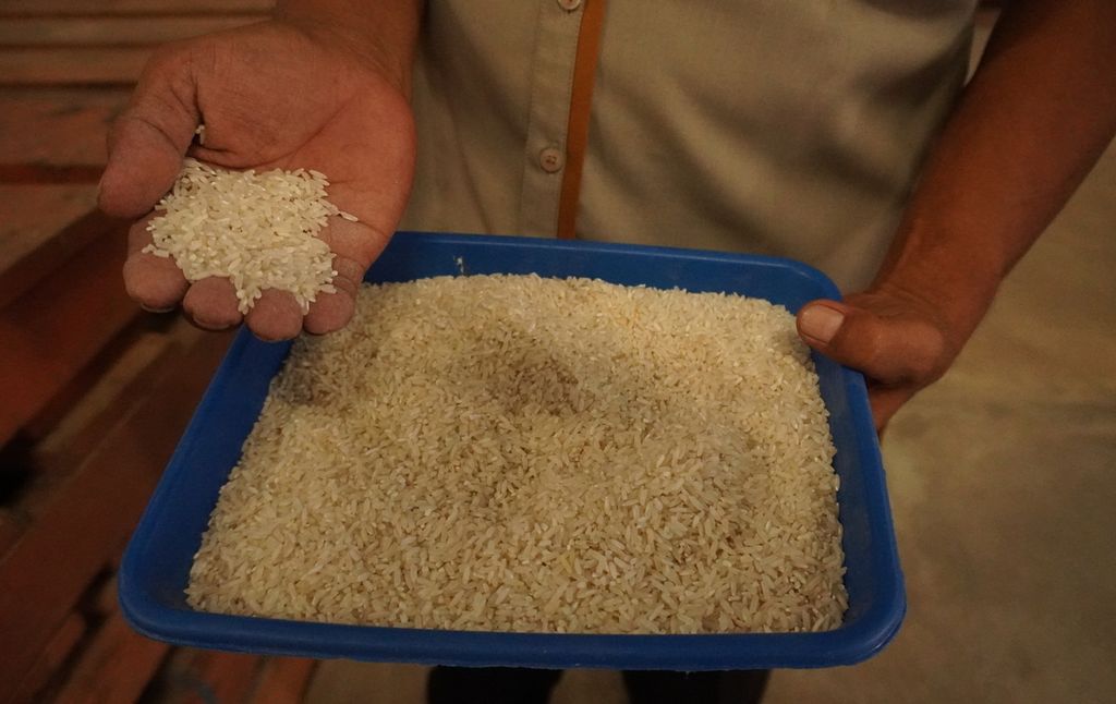 Petugas memeriksa kualitas beras di Gudang Bulog Munjung Agung, Kecamatan Kramat, Kabupaten Tegal, Jateng, Selasa (7/4/2020). Dalam Peraturan Menteri Sosial Nomor 22 Tahun 2019, penerima bantuan akan mendapatkan bantuan 400 gram beras per orang setiap harinya.