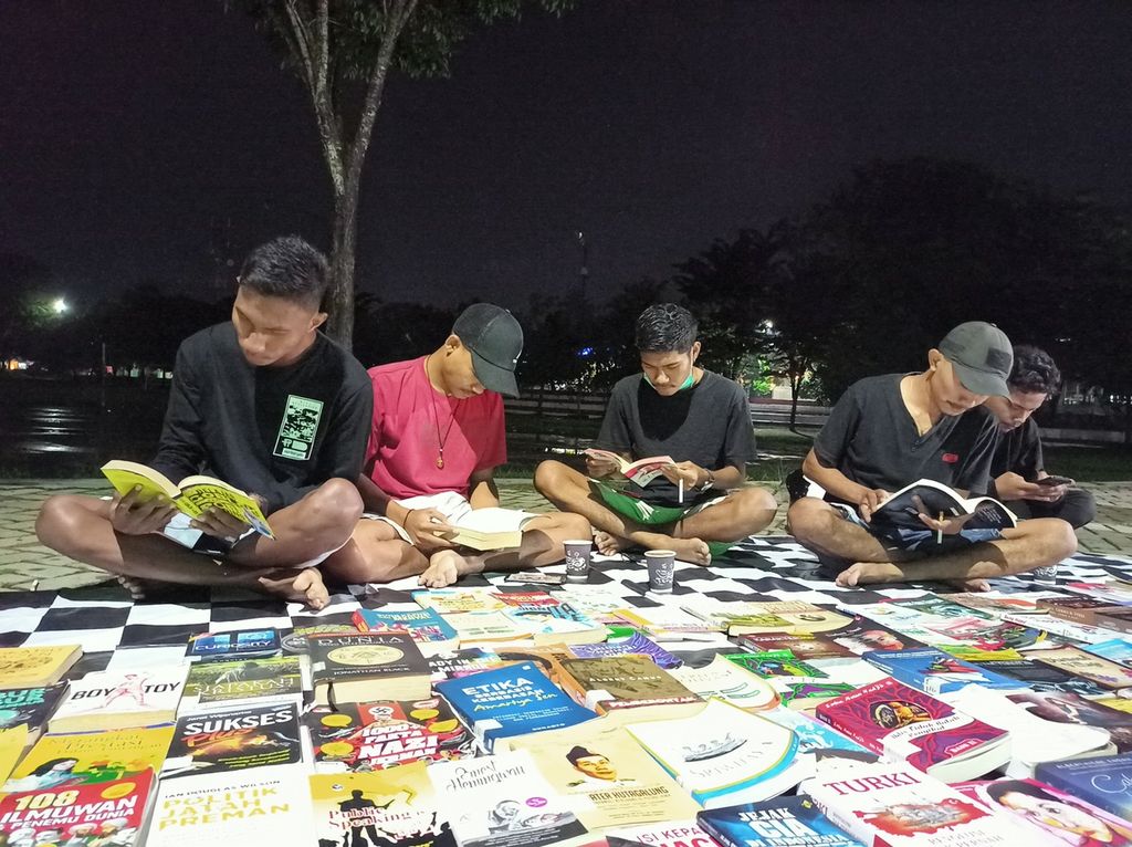 Suasana kegiatan Buku Lapak yang diiniasi oleh Komunitas Lorosae. Komunitas ini berbasis literasi yang lahir dari inisiatif anak-anak Belu, Nusa Tenggara Timur