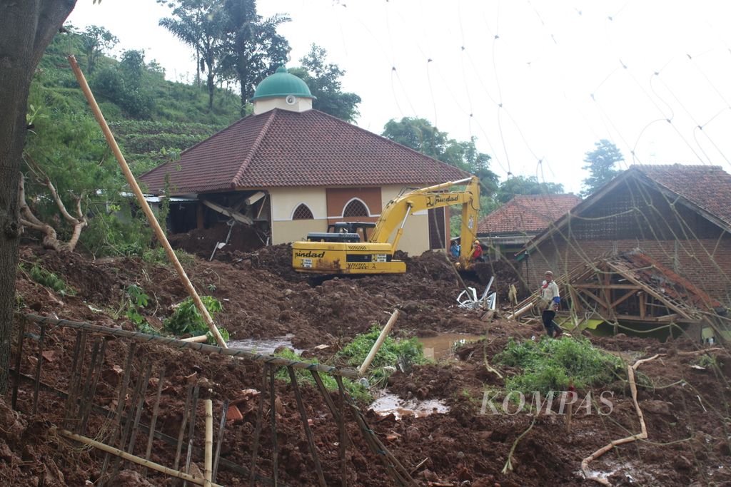 Kondisi longsoran Desa Cimanggung, Kecamatan Sumedang, Jawa Barat, Senin (11/1/2020). Setidaknya puluhan orang tewas dan puluhan lainnya hilang dalam bencana tersebut.