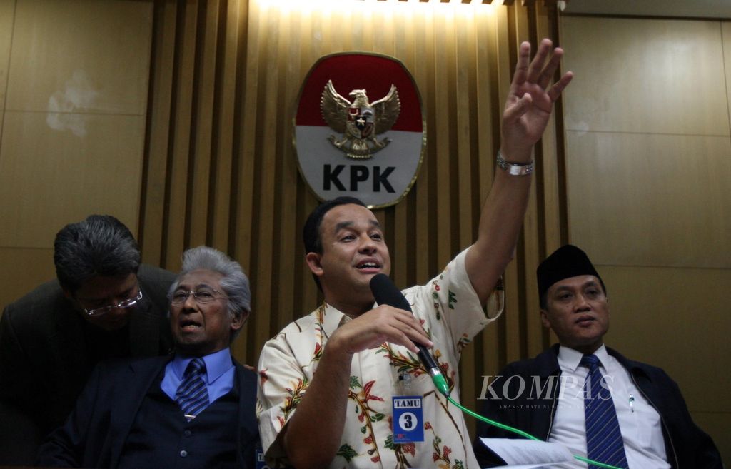 Wakil Ketua KPK M Jasin ( kanan), bersama mantan anggota Tim Delapan, (dari kiri) Todung Mulya Lubis, Adnan Buyung Nasution, dan Anies Baswedan, menjawab pertanyaan wartawan setelah pertemuan tertutup dengan pimpinan KPK di Gedung KPK, Jakarta, Selasa (12/10). 