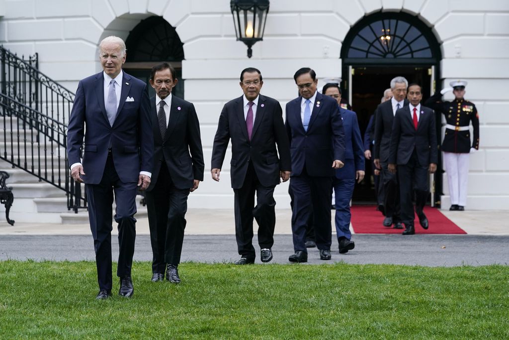 Presiden Joe Biden dan para pemimpin dari Asosiasi Bangsa-Bangsa Asia Tenggara (ASEAN) tiba untuk foto bersama di Halaman Selatan Gedung Putih di Washington, Kamis, 12 Mei 2022. (AP Photo/Susan Walsh)
