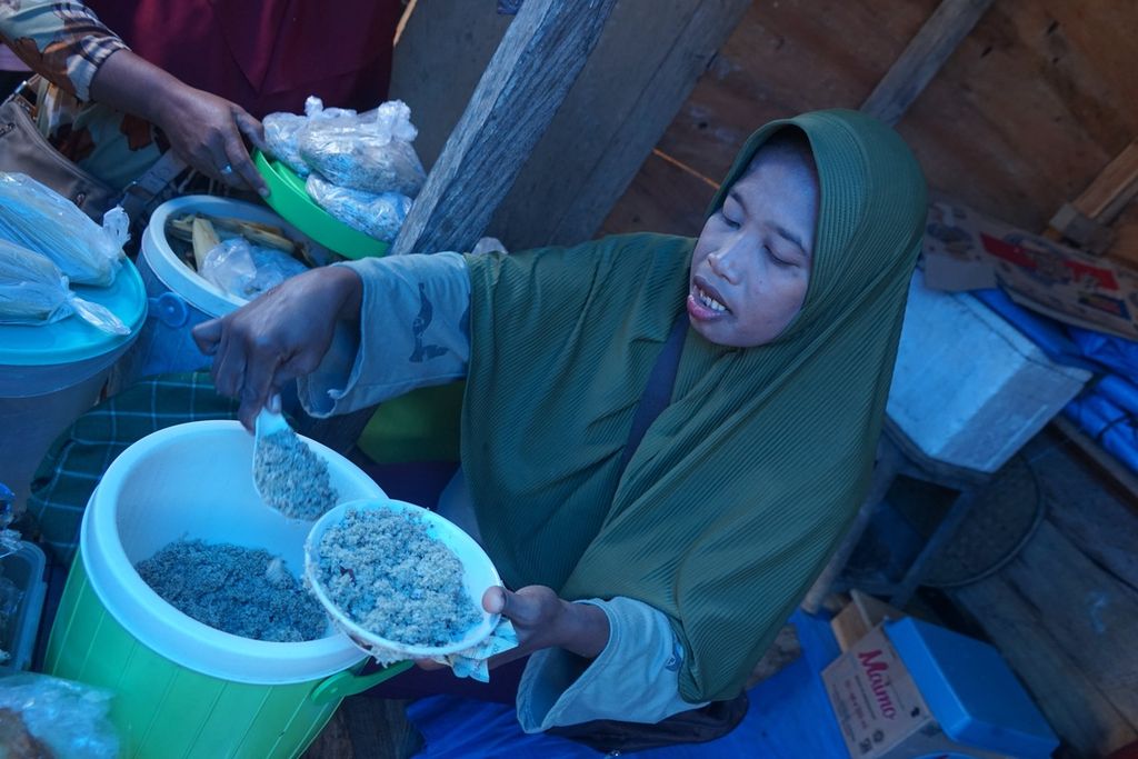 Pedagang menjajakan ubi, jagung, dan berbagai olahan pangan lokal lainnya di Pasar Lawa, Kelurahan Wamelai, Muna Barat, Sulawesi Tenggara, Jumat (25/8/2023). Masyarakat di wilayah ini masih lekat dengan pangan lokal meski konsumsi beras dominan.