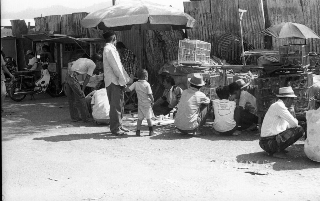 Judi buntut Nalo tetap marak di daerah Malang dan sekitarnya. Para penjual obat memanfatkan kesempatan itu. Gambar di atas memperlihatkan seorang penjual obat yang sekaligus menjadi penjual nomor buntut Nalo