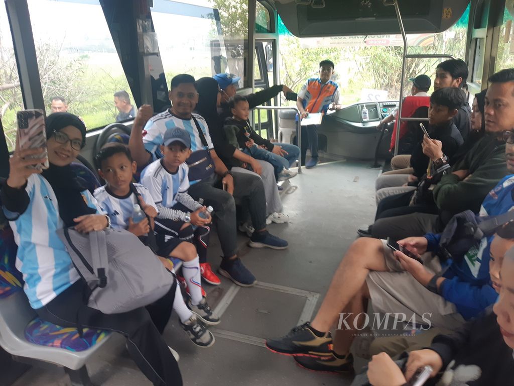 Para penonton Piala Dunia U-17 di salah satu bus pengumpan dengan tujuan dari Gedung Budaya Sabilulungan ke Stadion Si Jalak Harupat di Soreang, Kabupaten Bandung, Jawa Barat, Sabtu (11/11/2023). Jarak dari Gedung Budaya Sabilulungan ke stadion sejauh 3,5 kilometer.