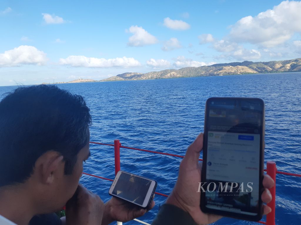 Penumpang menonton tayangan Youtube di atas KM Sabun Nusantara 67 yang berlayar di perbatasan Indonesia dan Timor Leste pada Minggu (7/8/2022). Jaringan internet sudah menjangkau hingga ke ujung negeri.