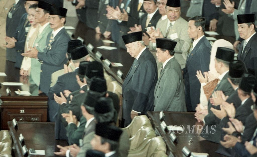 Presiden Soeharto memasuki ruang sidang MPR pada pelantikan dan pengangkatan sumpah dirinya sebagai Presiden RI periode 1998-2003 dalam rapat paripurna ke-11 MPR (11/3/1998). Nampak hadir Ketua MPR Harmoko dan Wakil Presiden Try Sutrisno. Kompas/Eddy Hasby