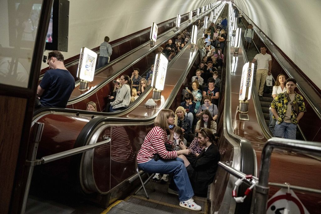Warga berlindung di stasiun metro selama serangan roket Rusia di Kyiv, Ukraina, Senin (29/5/2023).