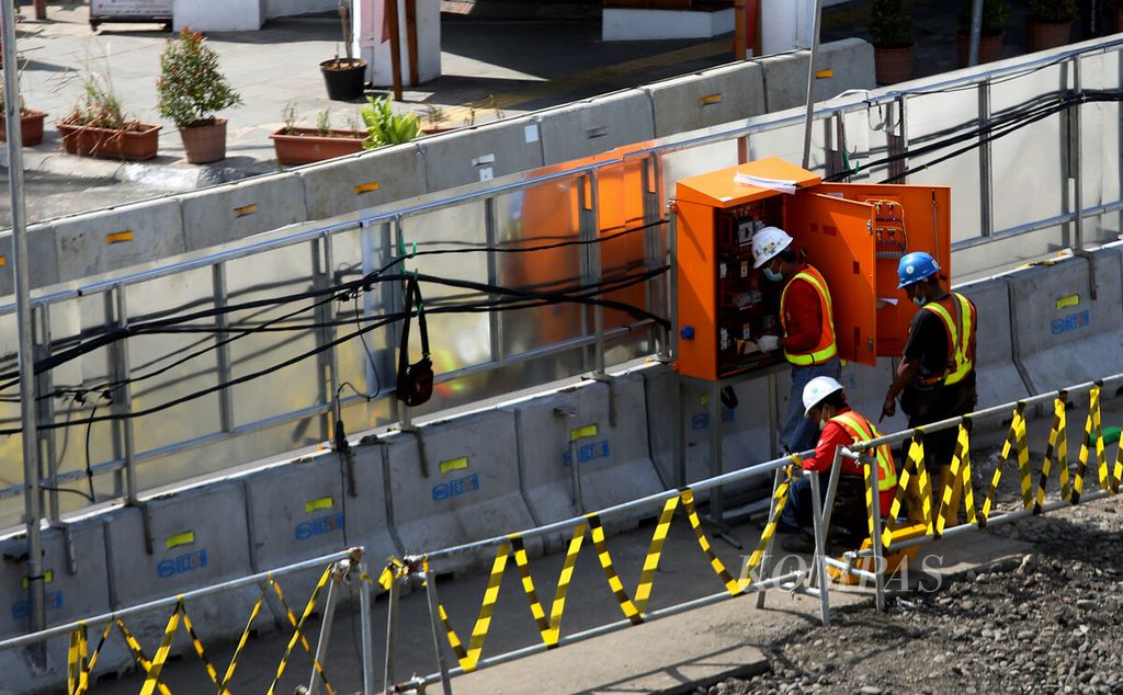 Pekerja membenahi instalasi listrik di lokasi pembangunan MRT Jakarta fase 2A paket kontrak atau CP 203 Glodok-Kota di kawasan Glodok, Jakarta Barat, Senin (27/12/2021).