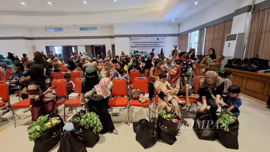 Sebanyak 180 anak kurang gizi mendapat pemberian makanan tambahan dalam program Ceting Emas bekerja sama dengan Yayasan Dana Kemanusiaan Kompas. Pada Senin (10/6/2024), hasil program tersebut disampaikan dalam acara Diseminasi Program Ceting Emas Tahap II. Hasilnya, ada perubahan status gizi anak balita dari yang sebelumnya masuk pada kategori gizi buruk berkurang dari 2,8 persen menjadi 1,1 persen. Adapun anak balita yang masuk dalam kategori gizi baik naik dari 72,2 persen meningkat menjadi 76,7 persen. Analisis ini dilihat dari peningkatan tinggi badan dan berat badan anak balita.