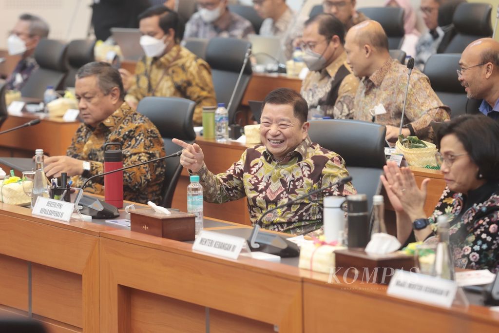 Menteri Keuangan Sri Mulyani (kanan) bersama Menteri Perencanaan Pembangunan Nasional/Kepala Bappenas Suharso Monoarfa (tengah) mengikuti rapat kerja dengan Badan Anggaran DPR di Kompleks Parlemen, Senayan, Jakarta, Selasa (30/5/2023). 