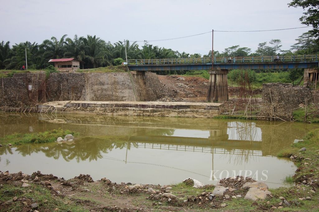 Sejak Maret 2023, pembangunan Bendung Krueng (Sungai) Pase di Desa Maddi, Kecamatan Nibong, Kabupaten Aceh Utara, Provinsi Aceh, dihentikan karena kinerja rekanan yang lambat. 