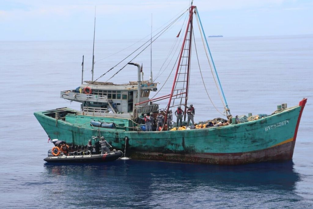 Kapal Bakamla RI KN Pulau Dana–323 menangkap kapal ikan asing asal Vietnam yang diduga melakukan aktivitas pencurian ikan, di Laut Natuna Utara, Juli 2020.