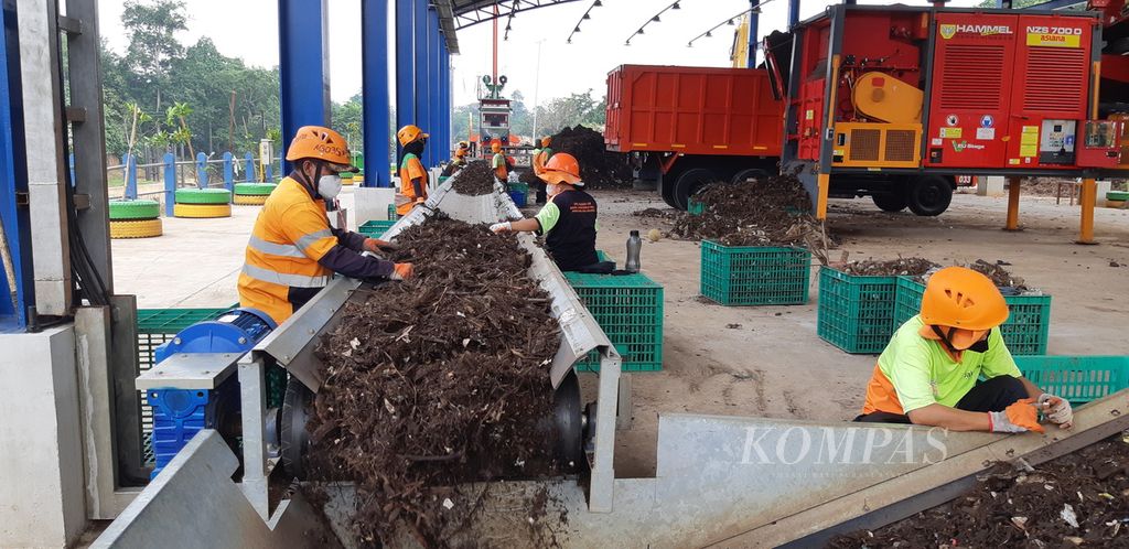 Sejumlah petugas sedang memilah sampah di Tempat Penyaringan Sampah di TB Simatupang Jakarta Selatan, Senin (11/12/2023). Olahan sampah ini akan dijadikan pupuk kompas dan bahan bakar alternatif.