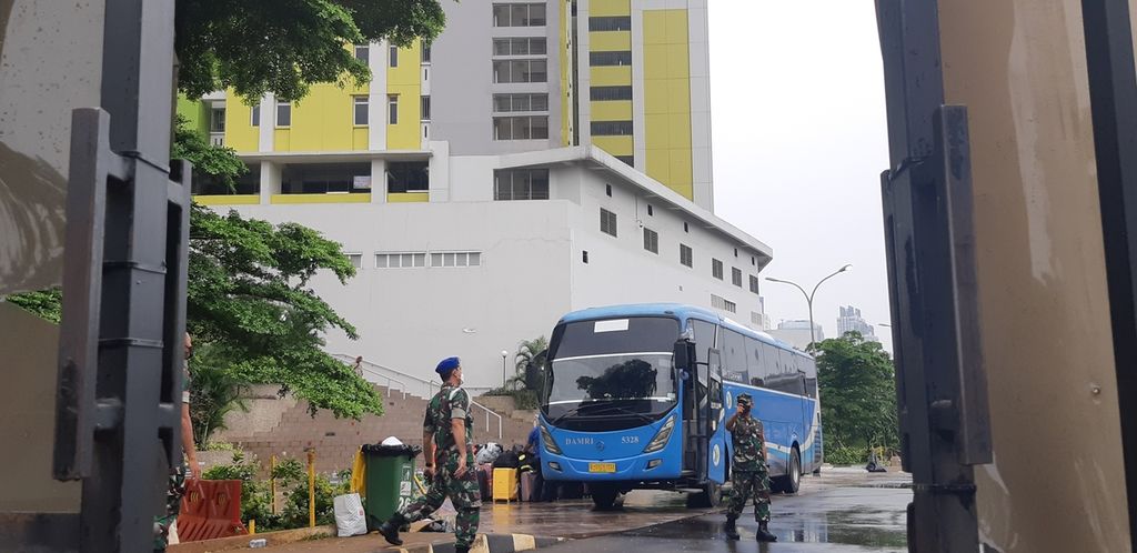 A Damri bus with military guard unloads Indonesian citizens who have just returned from abroad at the parking lot of Pasar Rumput Flats, South Jakarta, Tuesday (21/12/2021, Indonesia has recorded 1,161 confirmed cases of Omicron, according to Health Ministry data gathered from 1 Dec. 2021 to Saturday (22/1/2022).