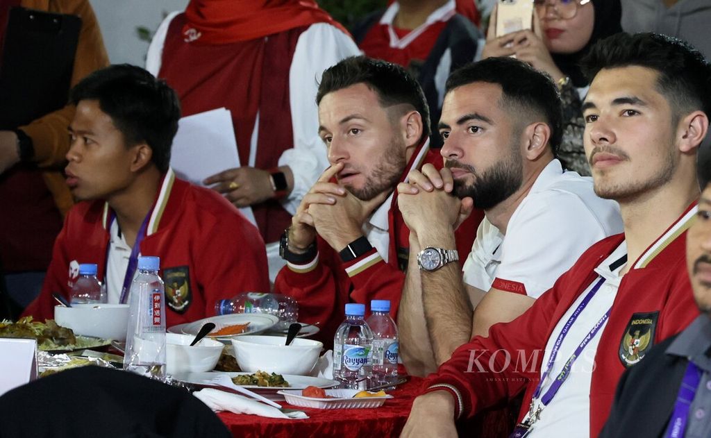 Para pemain timnas Indonesia, (dari kanan) Elkan Baggot, Jordi Amat, Marc Klok, dan Edo Febriansyah, saat jamuan makan malam yang digelar di Wisma KBRI di Doha, Qatar, Rabu (10/1/2024) malam waktu setempat. 
