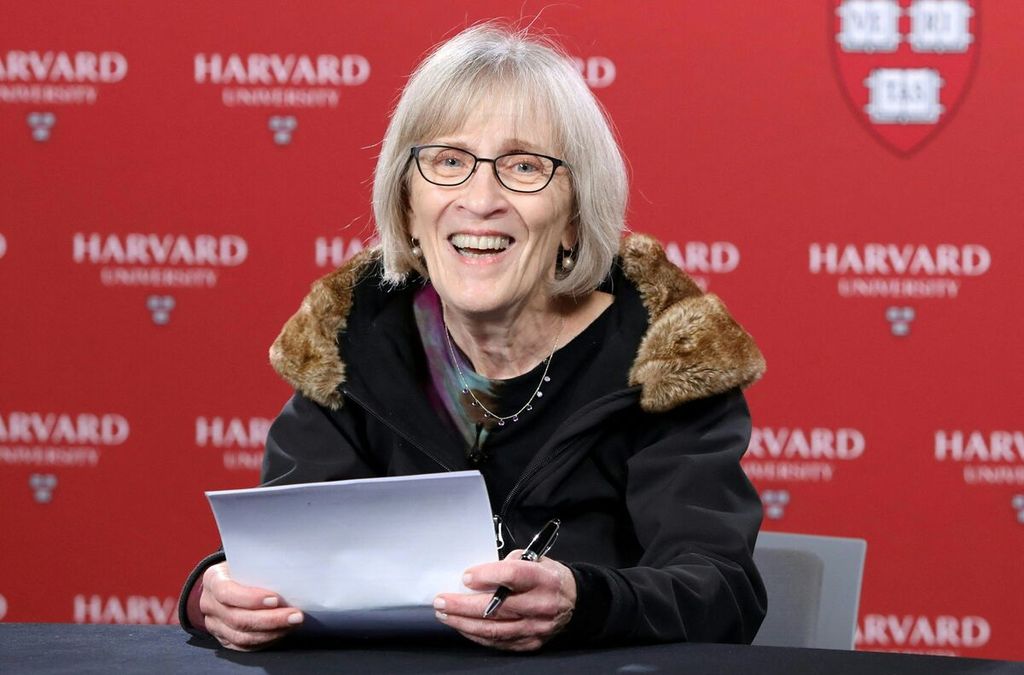 Ekonom Amerika Serikat, Claudia Goldin, yang meraih Hadiah Nobel Ekonomi 2023 berbicara kepada pers di Universitas Harvard, Cambridge, Massachusetts, AS, Senin (9/10/2023). 