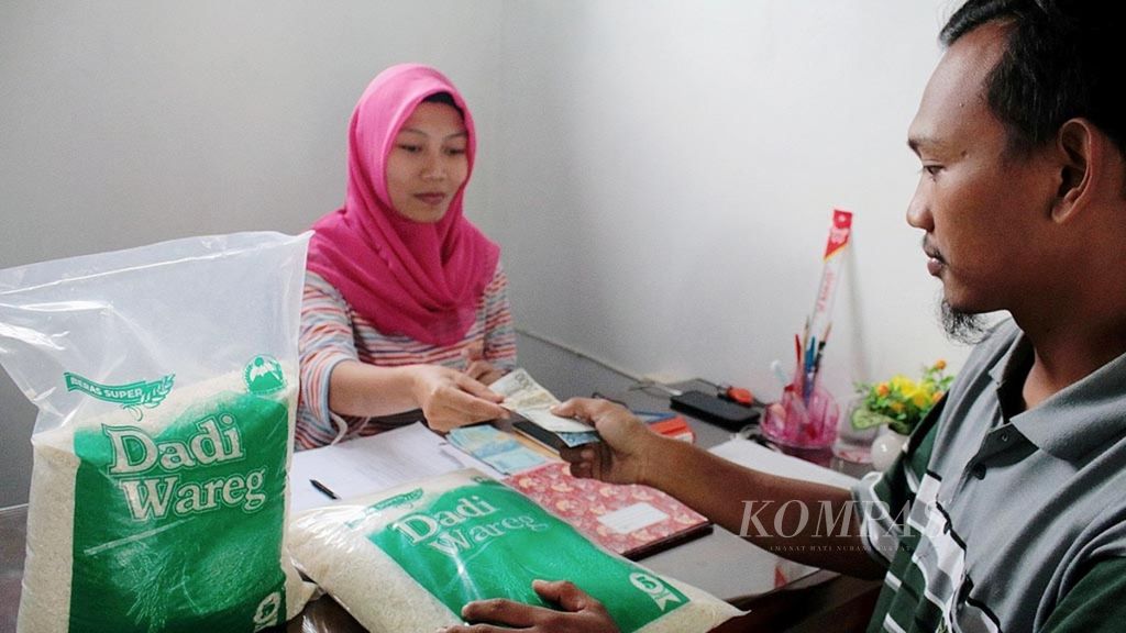Desa Purwodadi, Kecamatan Purwodadi, Kabupaten Pasuruan, Jawa Timur, mengembangkan BUMDes beras. BUMDes beras tersebut membeli gabah petani dengan harga layak dan memasarkan dengan merek Dadi Wareg, Jumat (8/2/2019).