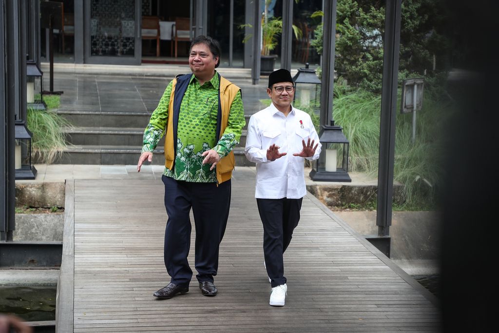 Ketua Umum Partai Golongan Karya (Golkar) Airlangga Hartarto (kiri) berjalan bersama Ketua Umum Partai Kebangkitan Bangsa (PKB) Muhaimin Iskandar (kanan) di Plataran, Senayan, Jakarta, Rabu (3/5/2023). 