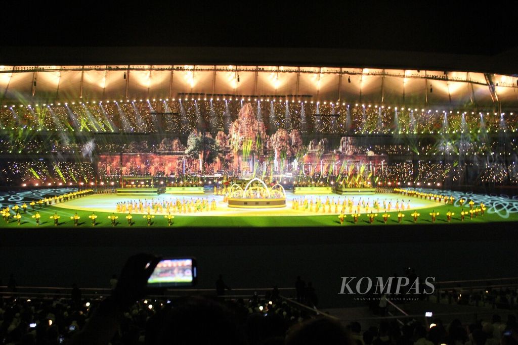 Parade pertunjukkan dalam seremoni pembukaan SEA Games Kamboja 2023 di Stadion Nasional Morodok Techo, Jumat (5/5/2023) malam. Ini merupakan SEA Games pertama yang diselenggarakan di Kamboja dan merupakan SEA Games ke-32 sejak awal digelar.