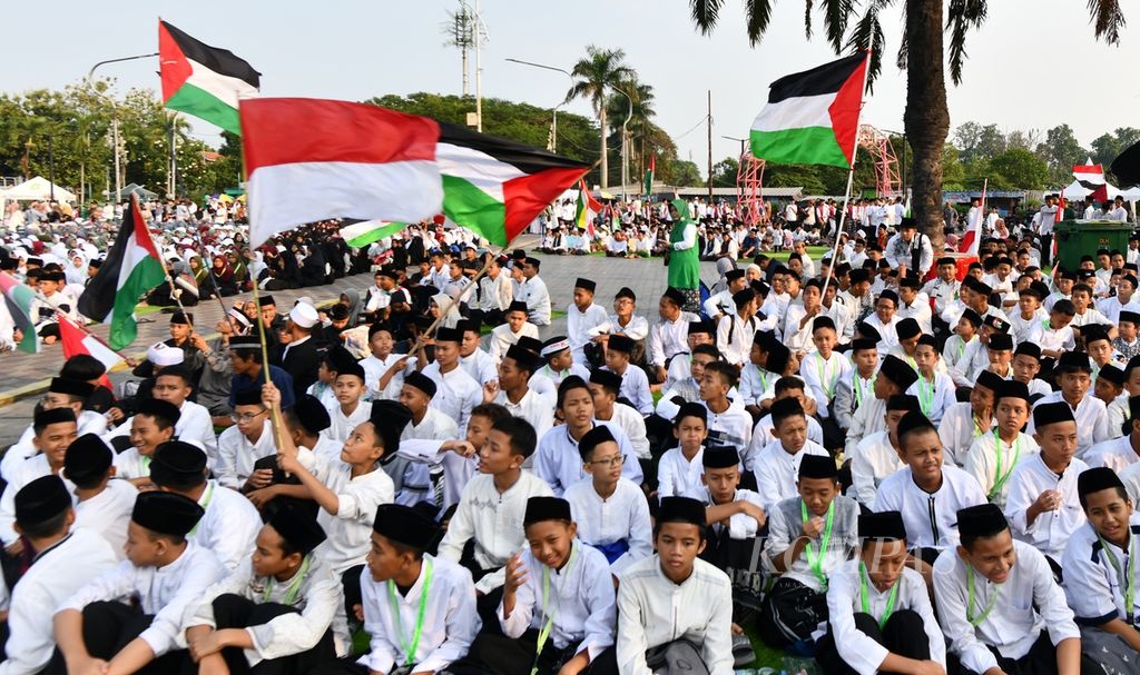 Ilustrasi. Bendera Palestina dibawa para santriwan yang mengikuti Kirab Santri dan Kirab Pemilu 2024 di Taman Elektrik, Kota Tangerang, Banten, Minggu (12/11/2023). 